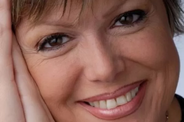 María José Mentana: Una flor del dos por cuatro acompañada por troesmas