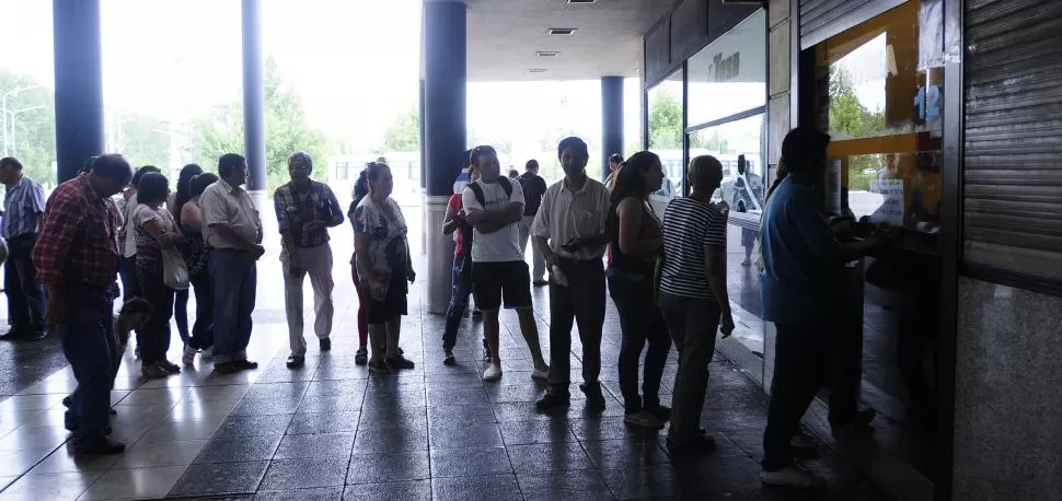 PACIENCIA. Centenas de usuarios de las líneas interurbanas se agolparon en la terminal para conseguir su tarjeta Metropolitana, pero debieron soportar algunas demoras en la entrega. la gaceta / foto de Analía Jaramillo 