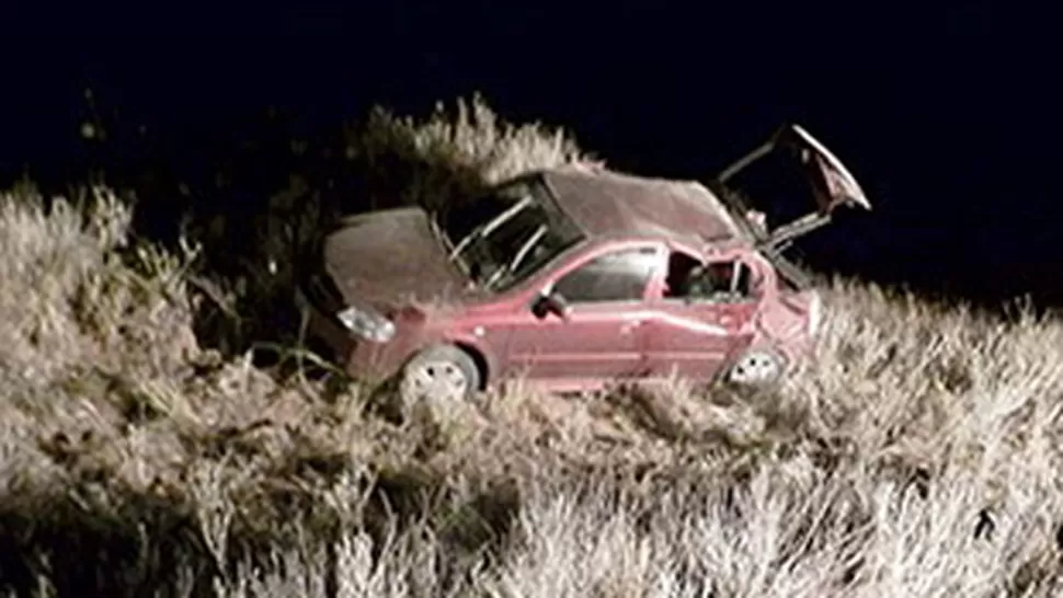 FUERA DE LA RUTA. El conductor perdió el control del auto y volcó. FOTO TOMADA DE RADIODON.COM.AR