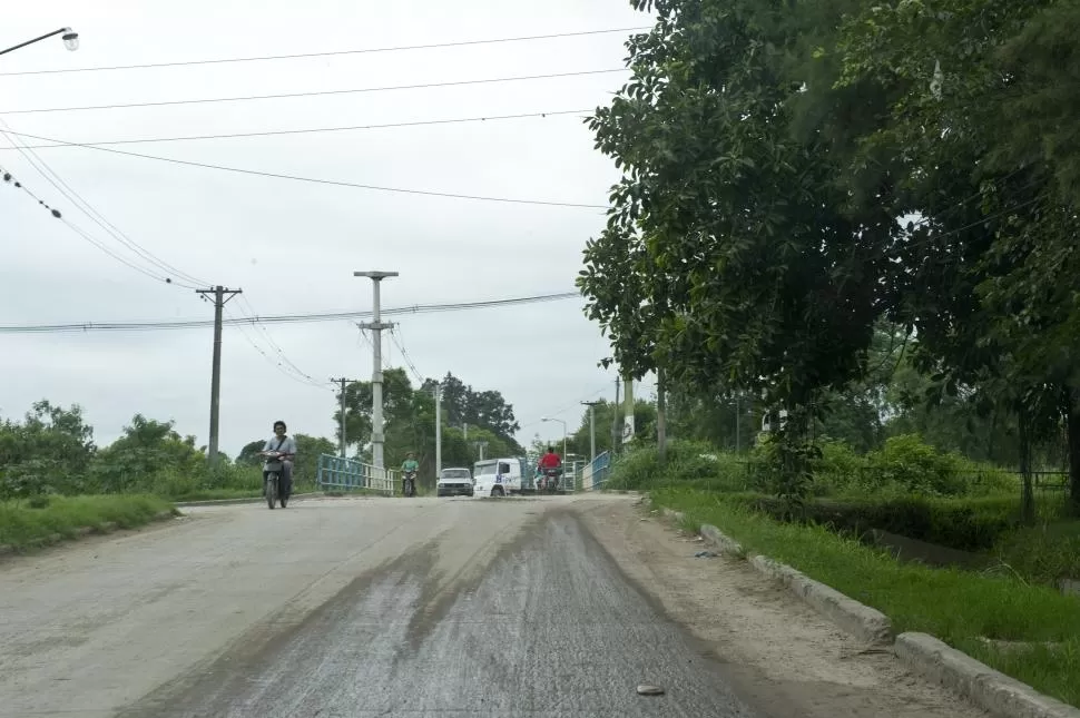 LLEGANDO AL CANAL. El taxista fue atacado por los “pasajeros” cuando estaba por cruzar el puente, y al no poder sacar la radio le pegaron un tiro. la gaceta / foto de JORGE OLMOS SGROSSO