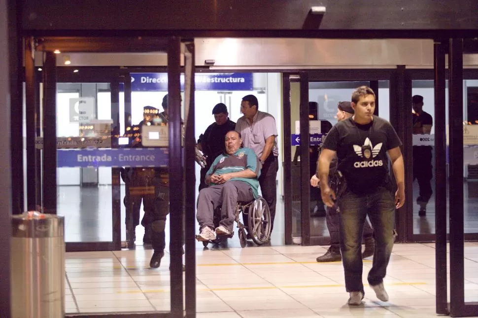 EN AEROPARQUE. Rubén “La Chancha” Ale, cuando llegó a Buenos Aires para ser internado en Ezeiza. foto de mario sayes (archivo)