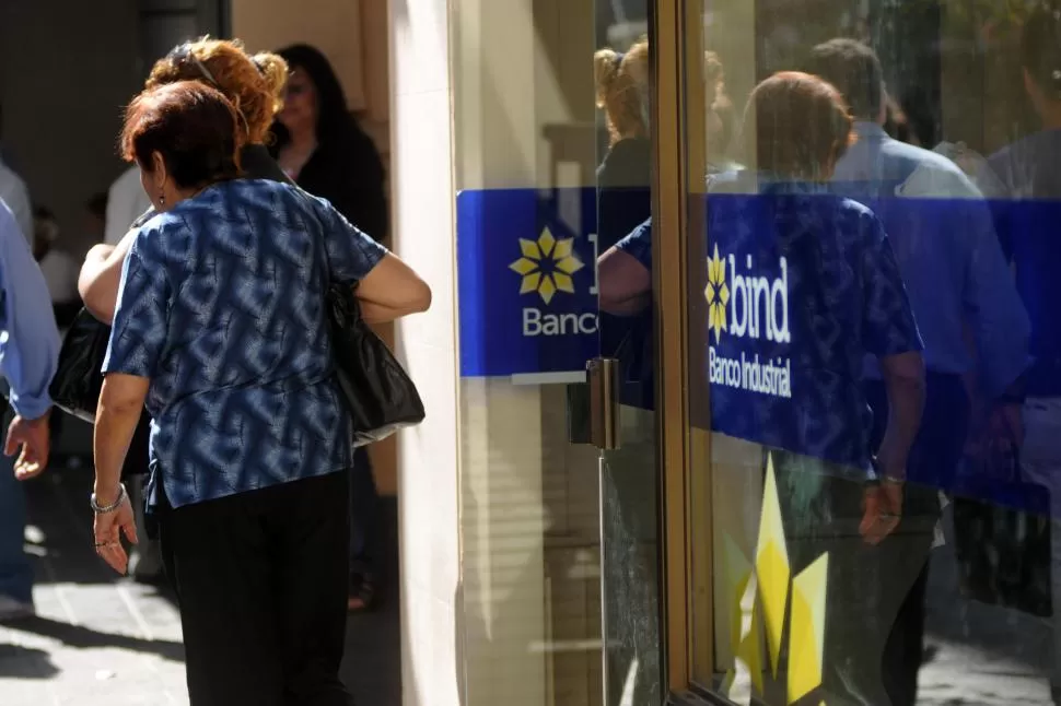 HUELLAS DIGITALES. Los bancos serán los encargados de enrolar a los jubilados y los pensionados. LA GACETA / FOTO DE INÉS QUINTEROS ORIO