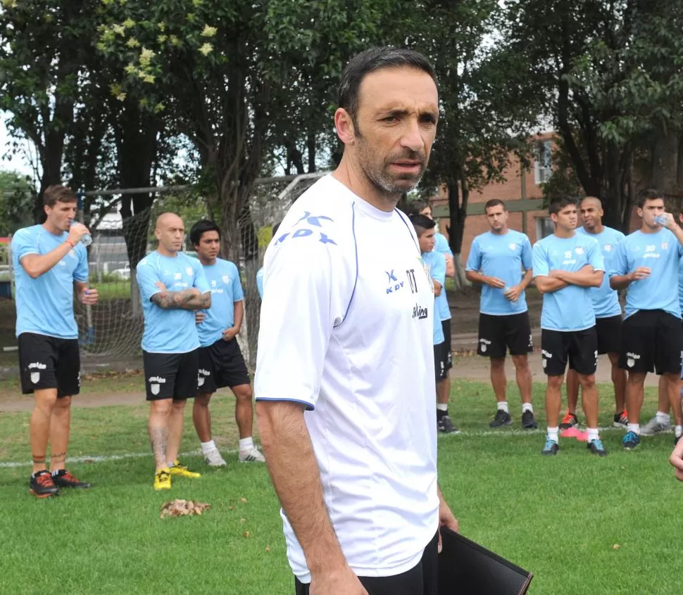SIN REFUERZOS. Azconzábal aún no sabe cuál será el plantel definitivo. la gaceta / foto de héctor peralta (archivo)