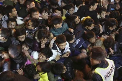 Cupones que parecían dólares causan estampida y 35 muertos