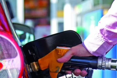 El precio de la nafta súper bajó un 5% en los surtidores