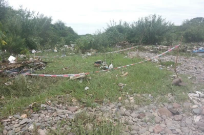 Halló un cadáver mientras juntaba botellas a la orilla del río Salí