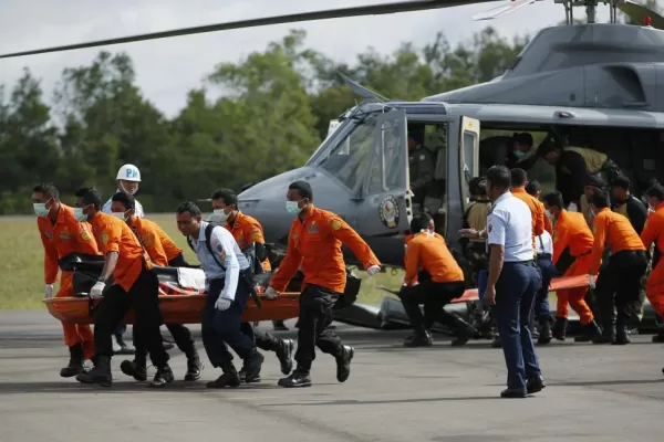 El mal tiempo dificulta la búsqueda del avión