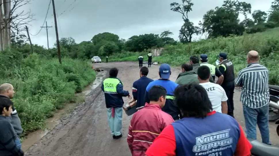 TRAGEDIA. La Policía trabaja en el lugar del trágico choque de la ruta 312. foto enviada por whatsapp