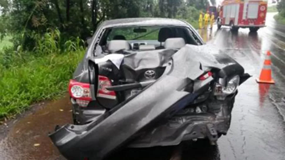TRAGEDIA. El auto de las víctimas quedó destrozado. FOTO TOMADA DE TN.COM