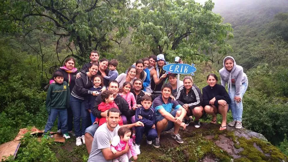 Construyeron una gruta en memoria del joven que murió haciendo longboard