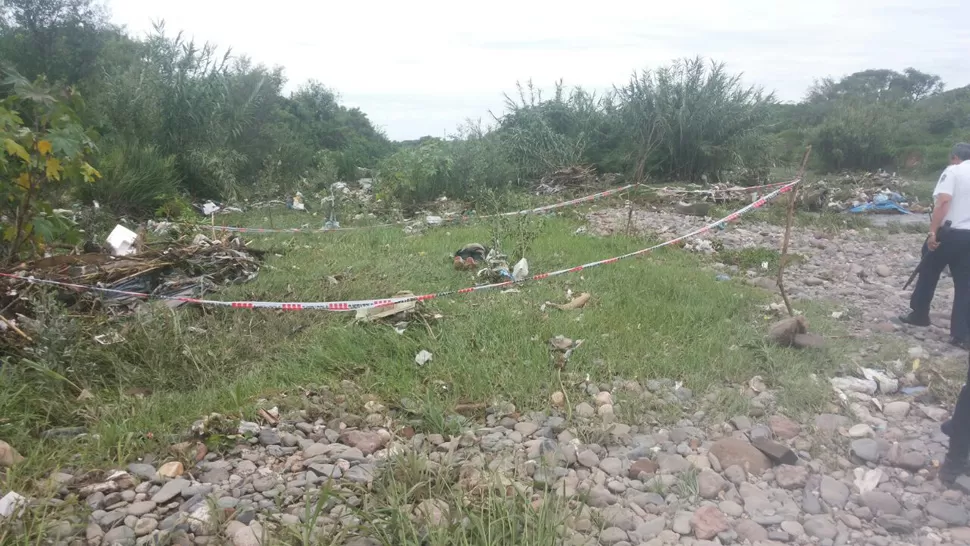 EN LA MARGEN ESTE DEL RÍO. La comisaría de Alderetes intervino en el hecho. FOTO ENVIADA POR UN LECTOR A TRAVÉS DE WHATSAPP