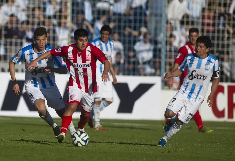 EL ÚLTIMO. Giménez persigue a Galvaliz en el clásico del 20 de julio de 2014. la gaceta / foto de jorge olmos sgrosso (archivo)