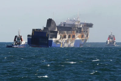 El ferry incendiado en el Adriático fue remolcado a puerto