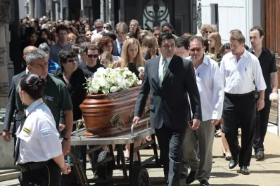 La familia despidió a Lola Chomnalez en el cementerio de La Recoleta