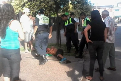 Robó un celular y fue atrapado por jóvenes que jugaban al fútbol