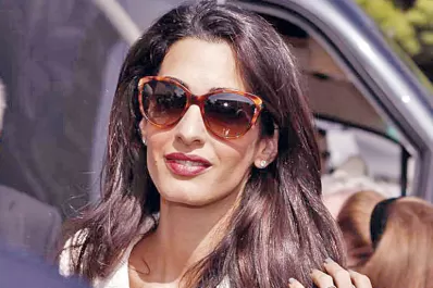 Amal alamuddin, la esposa de george clooney, fue amenazada por criticar a la justicia egipcia