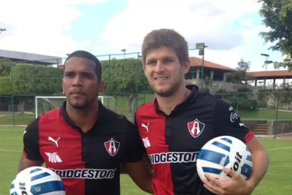 FELICEZ. Kannemann (derecha) y el delantero ecuatoriano Christian Suárez posan con su nueva indumentaria. FOTO TOMADA DEL TWITTER DE @ATLASFC