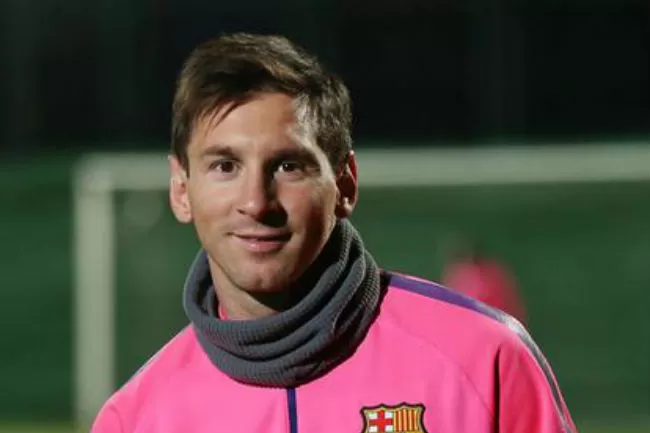 UN CRACK. Messi regresó a Barcelona y volvió a entrenarse con sus compañeros. Antes, Lucas Barrios tuvo la suerte de conseguir una foto con el 10. FOTO TOMADA DEL TWITTER DE @LEOMESSIFANCLUB