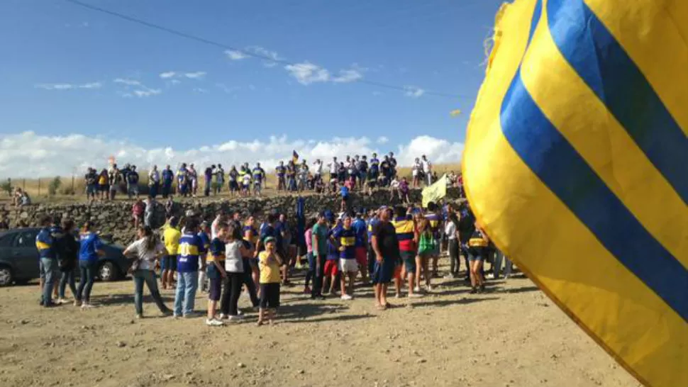 SIEMPRE ESTÁN. Los fanáticos del Xeneize aprovecharon la oportunidad para acercarse a los jugadores en Tandil y saludarlos. FOTO TOMADA DEL TWITTER DE @BOCAJRSOFICIAL