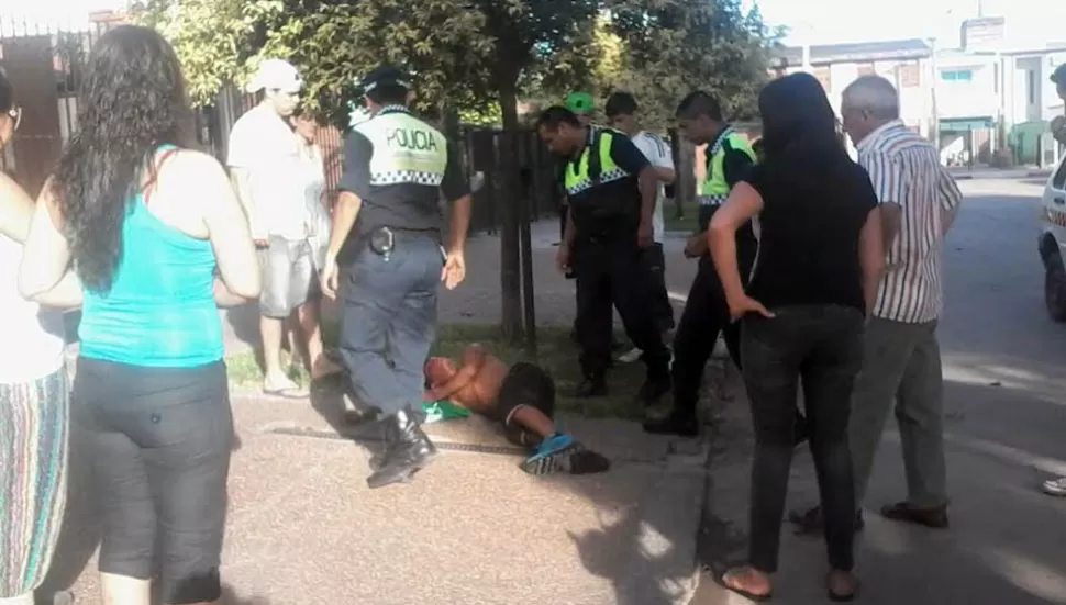 Robó un celular y fue atrapado por jóvenes que jugaban al fútbol