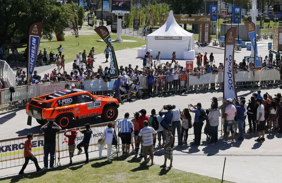 INCONFUNDIBLE. Aunque siempre promete más de lo que cumple, las extravagancias de Robby Gordon y su Hummer naranja le valen un montón de seguidores. reuters