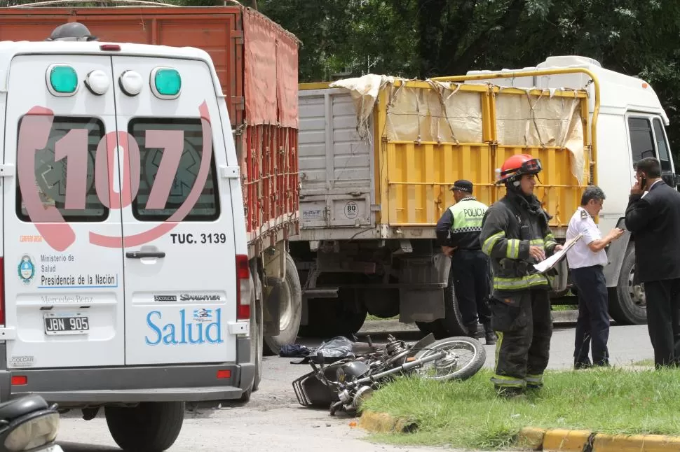 EN MONTEROS. Peritos trabajan en el lugar donde quedó la víctima del accidente, al lado del camión. gentileza Michelin Andujar