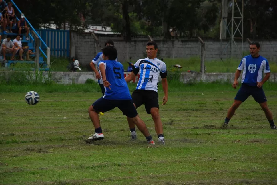 DESCARGA. Zelaya (de frente) entrega un pase sobre el lateral, durante los primeros minutos del primer tiempo. El delantero de Arsenal fue una de las figuras del partido.  FOTOS DE sergio barrionuevo