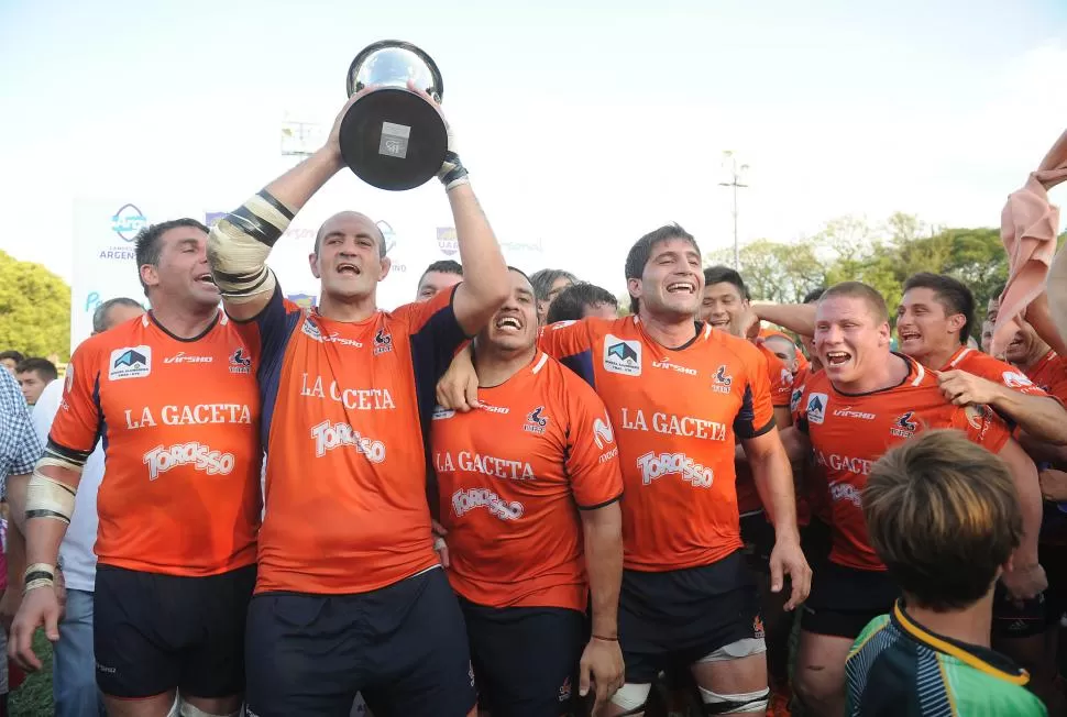 El Puma tucumano Nicolás Sánchez fue uno de los infaltables en el esquema de Daniel Hourcade y resultó elegido como mejor apertura del Rugby Championship, por encima de Aaron Cruden (Nueva Zelanda). Fue además el goleador del torneo: marcó 52 tantos, superando los 43 del sudafricano Handré Pollard y el australiano Bernard Foley. Tras el torneo se lo llevó el poderoso Toulon, campeón de Francia y Europa. Un año difícil de igualar para “Nico”. la gaceta / foto de héctor peralta (archivo)