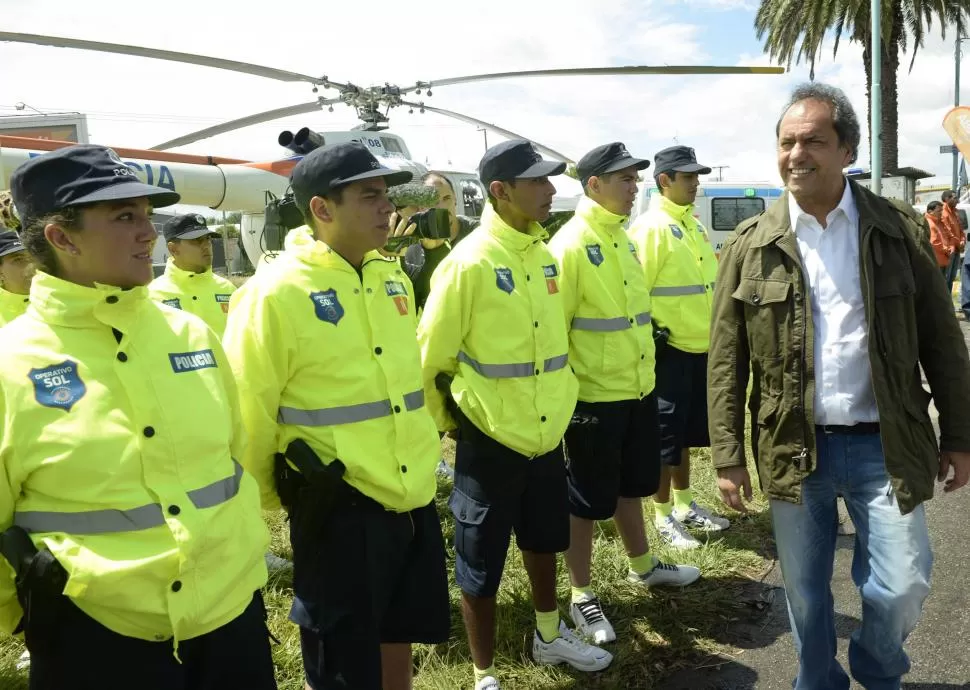 EN “MARDEL”. Scioli monitoreó el operativo de seguridad en la costa. dyn