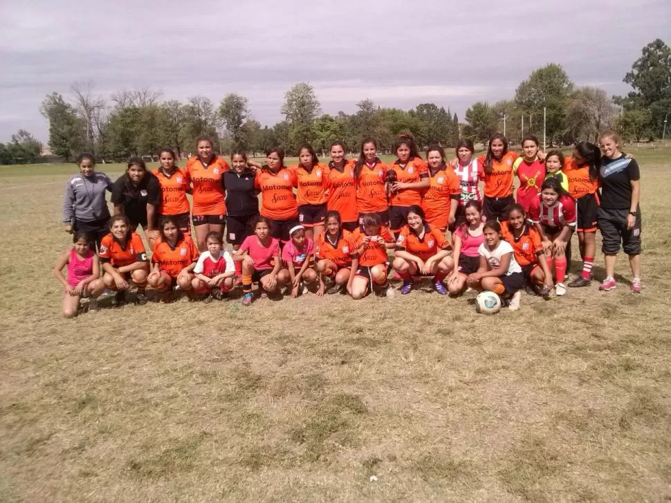 HAY EQUIPO. Chicas o grandes, las mujeres de San Martín trabajan a destajo para perfeccionar su plantel superior. Su premio no sólo se traduce en títulos, sino también en extender el fútbol femenino en el club. foto de soledad miranda villagra