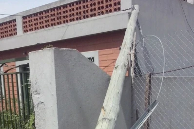 Un poste de luz cayó en una casa y nadie se hace cargo