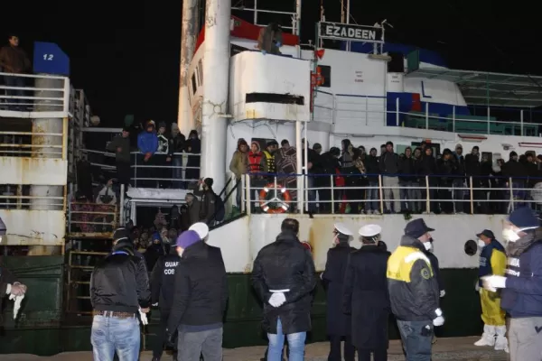 Bajan en Italia los inmigrantes del barco que estaba a la deriva