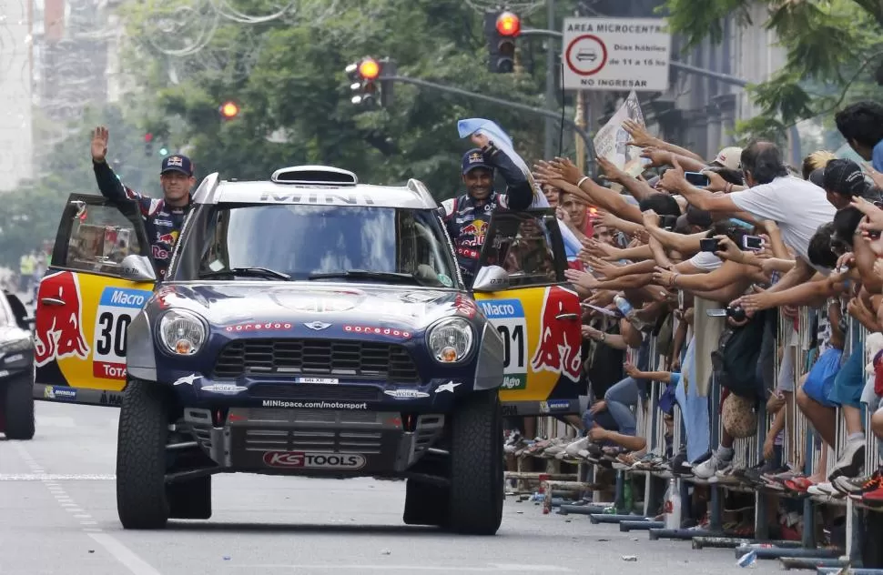 PRÍNCIPE ENCANTADOR. El qatarí Nasser Al Attiyah es uno de los grandes favoritos del público sudamericano, por su carisma, su talento y su solidaridad, lo que lo hace popular también entre los pilotos. reuters