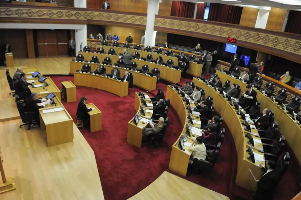 EN PLENO DEBATE. La Legislatura sesionó en 14 ocasiones durante 2014 para tratar proyectos de ley. En promedio, cada encuentro duró poco más de 6 horas. La más extensa fue el 26 de noviembre: empezó a las 8.30 y acabó a las 20.30. PRENSA LEGISLATURA