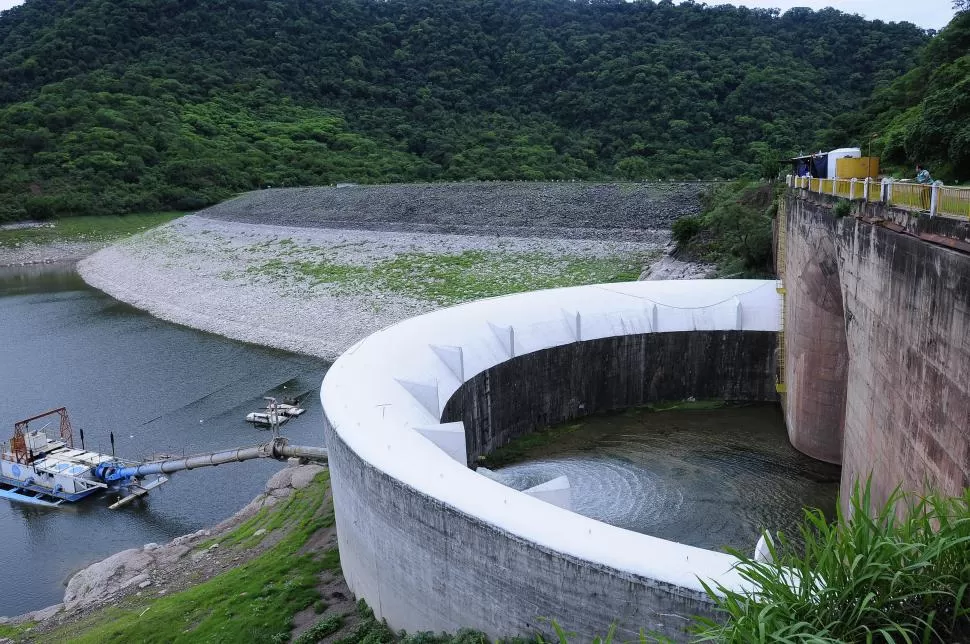 EN LOS NIVELES MÍNIMOS. En la zona del “embudo” puede observarse claramente cómo disminuyó la cantidad de agua en el dique. Normalmente, la construcción debería estar casi hasta el tope del vital líquido. LA GACETA / FOTO DE ANALÍA JARAMILLO 