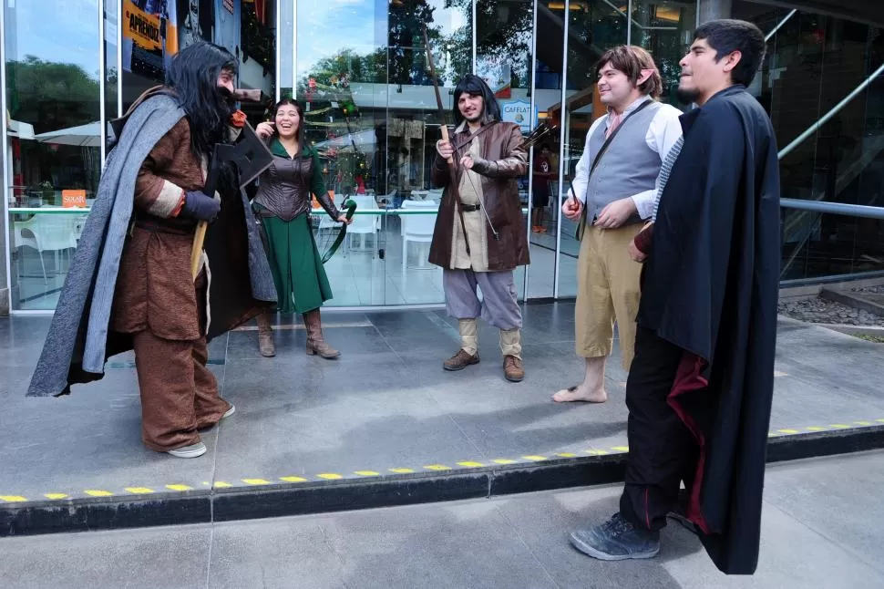 INCREÍBLE, PERO CIERTO. A la entrada del cine, el enano Oin, la elfa Teuriel, el arquero Bardo, Bilbo Bolsón y un soldado medieval esperan al público. la gaceta / fotos de diego aráoz