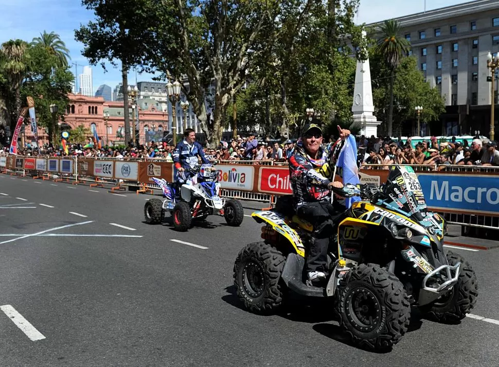 EN CARRERA. Daniel Mazzuco y el ruso Serguei Karyakin reciben el afecto del público, apenas pasaron la rampa de salida. télam