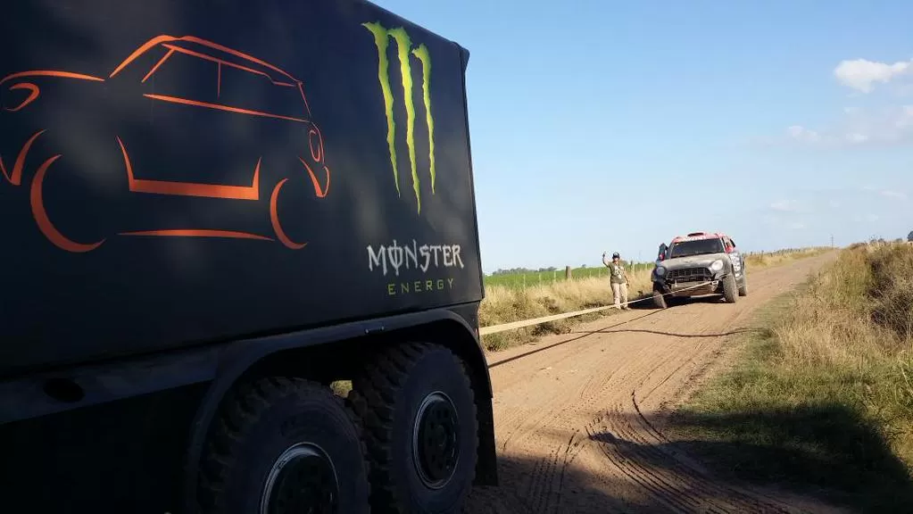 LO DEJÓ A PIE. El Mini debió completar casi todo el especial a la velocidad del remolque (poco más de 40 kilómetros por hora). Roma no quiso abandonar, pero su objetivo será practicar para 2016. foto del twitter de @dakar