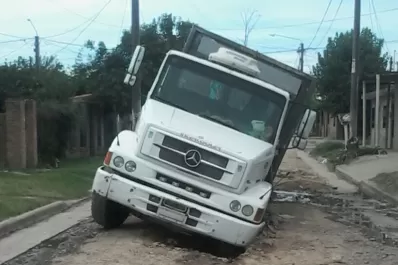 Una calle del Barrio 13 de Junio se convirtió en una trampa para vehículos