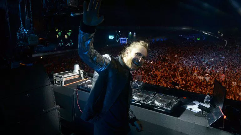 OVACIONADO. El reconocido DJ francés hizo saltar a más de 15.000 personas en la cuarta edición del “Movistar Punta del Este Summer Festival”. foto del twitter de @MaguyBoivin