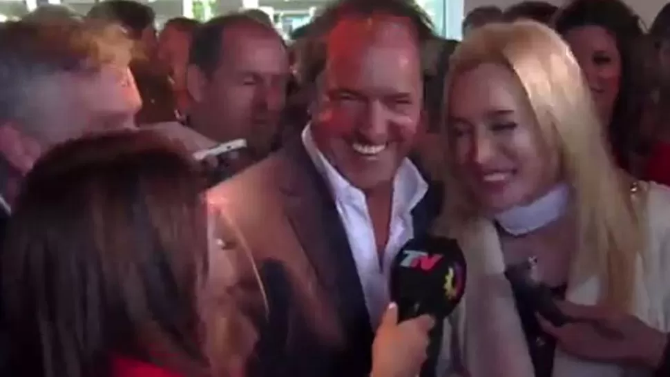 SONRIENTE. Scioli, junto a la actriz Fátima Florez en la inauguración del Espacio Clarín en Mar del Plata. FOTO TOMADA DE LANACION.COM.AR