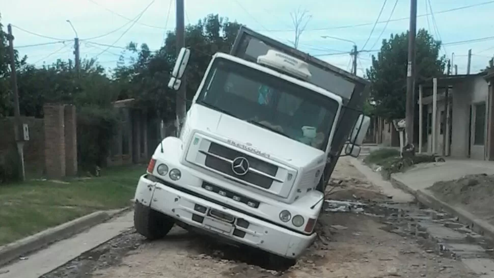 Una calle del Barrio 13 de Junio se convirtió en una trampa para vehículos