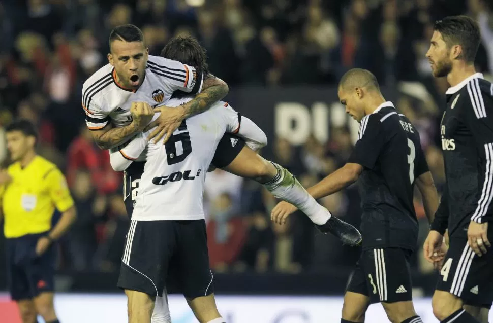 HÉROE. Otamendi celebra el gol que sirvió para que Valencia le ganara al puntero. reuters