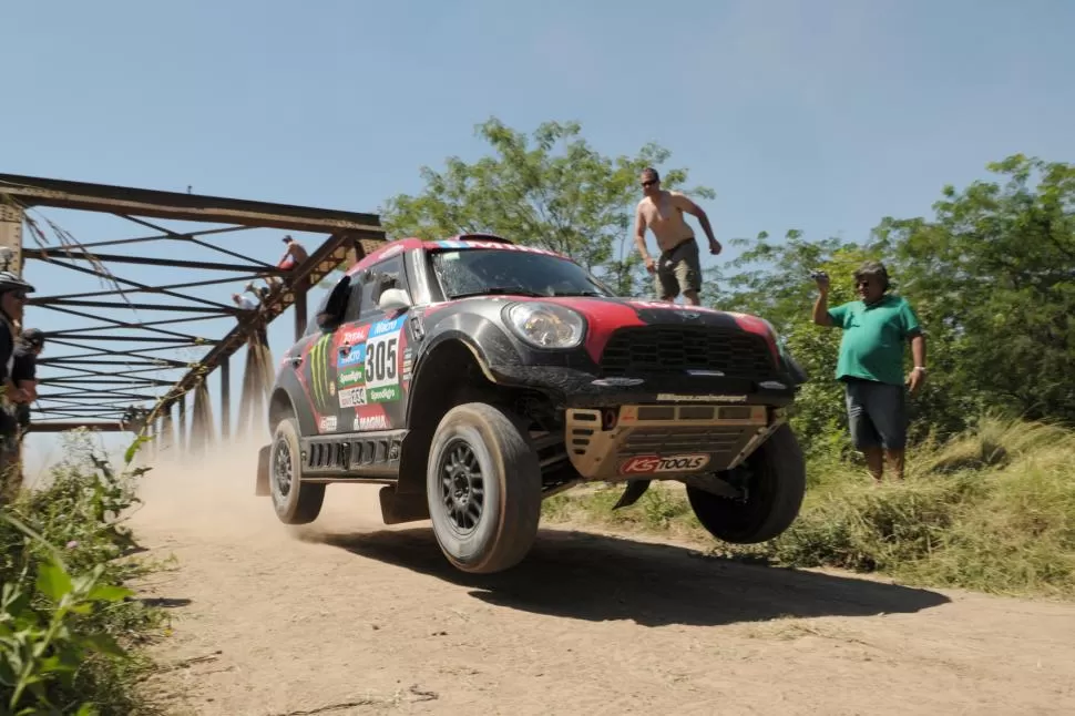 A FONDO. Orlando Terranova acelera su Mini a la salida de un puente, en el tramo Baradero-Carlos Paz. El mendocino confirmó con su trabajo de ayer su sueño de luchar por un podio en la categoría Autos. fotos de GUILLERMO CEJAS Y PRENSA X-RAID