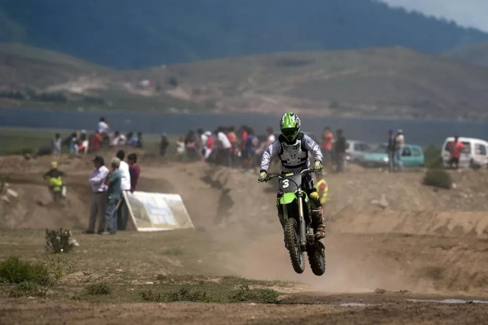 BUEN MARCO. Las competencias fueron seguidas por una buena cantidad de público, en una día a pleno sol en los Valles. la gaceta / foto de diego aráoz 