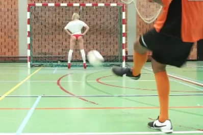 Futbolistas mejoran su precisión con la ayuda de traseros femeninos