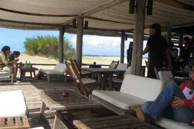 Cuánto cuesta comer y tomar algo en la playa