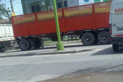 Hay emergencia hídrica pero el agua se derrocha en avenida Francisco de Aguirre