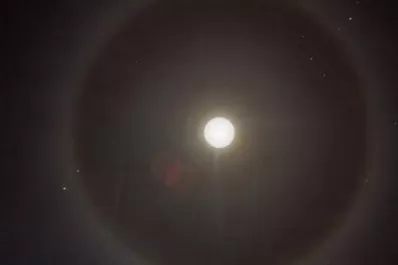 La luna tucumana también mostró un anillo