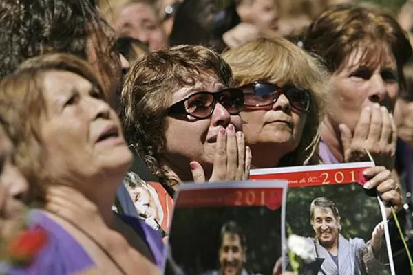 Fanáticas de Sandro se enfrentaron en la tumba de su ídolo